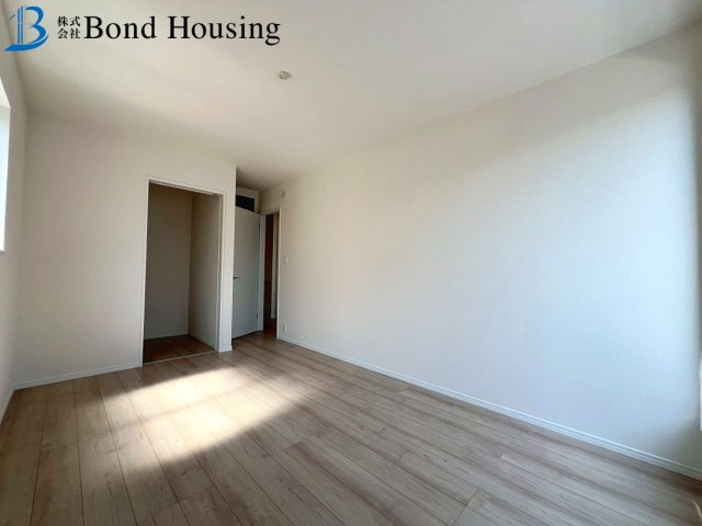 閑静な住宅街・小中学校徒歩10分以内　大久保町高丘2丁目　2号棟の洋室