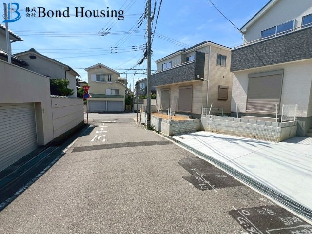 閑静な住宅街・小中学校徒歩10分以内　大久保町高丘2丁目　2号棟の前面道路含む現地写真