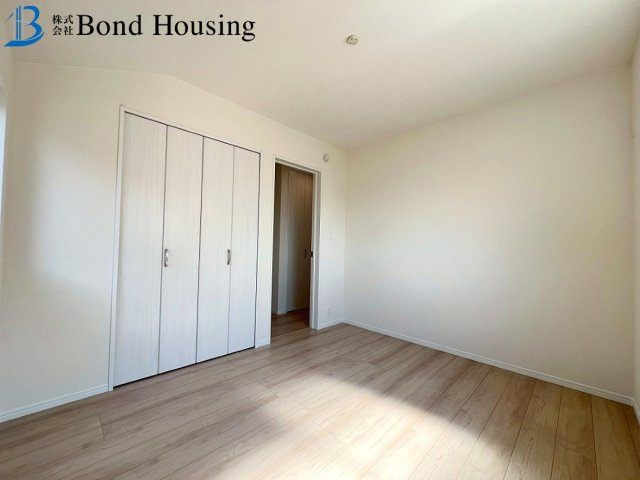 閑静な住宅街・小中学校徒歩10分以内　大久保町高丘2丁目　2号棟の洋室