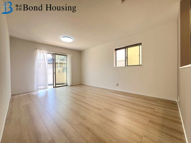 閑静な住宅街・小中学校徒歩10分以内　大久保町高丘2丁目　2号棟の居間・リビング