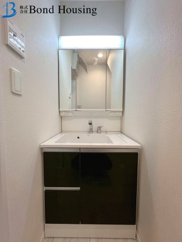 閑静な住宅街・小中学校徒歩10分以内　大久保町高丘2丁目　2号棟の独立洗面台