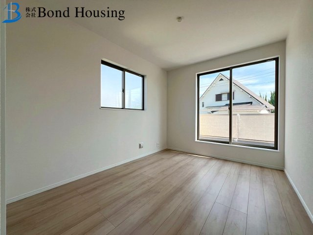 閑静な住宅街・小中学校徒歩10分以内　大久保町高丘2丁目　2号棟の洋室