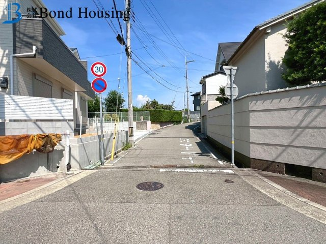 閑静な住宅街・小中学校徒歩10分以内　大久保町高丘2丁目　1号棟の前面道路含む現地写真