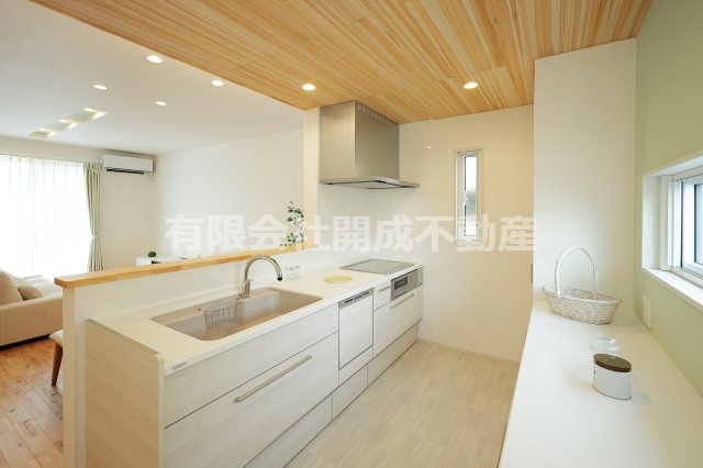 北畝モデル住宅のキッチン|リビングが見渡せる明るいキッチン