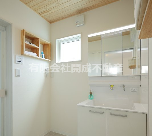 北畝モデル住宅の洗面所|造作収納ニッチや棚のある洗面所