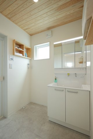 北畝モデル住宅の洗面所|杉の羽目板天井で調湿効果もバッチリ！
