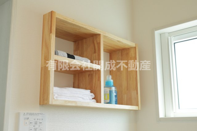 北畝モデル住宅のその他|タオルや洗剤等がスッキリ収まる洗面所の造作棚