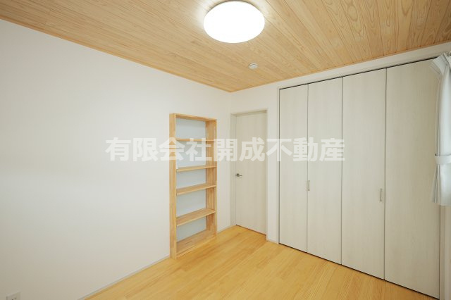 北畝モデル住宅の子供部屋|造り付け本棚のある無垢の木に囲まれた子供室