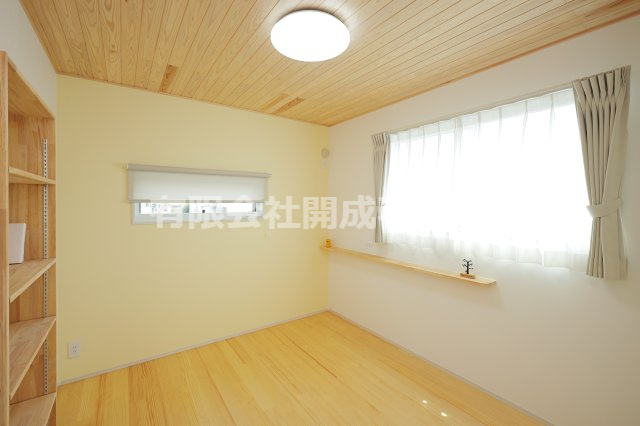 北畝モデル住宅の子供部屋|造り付け本棚のある無垢の木に囲まれた子供室