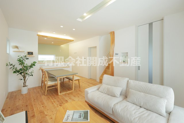 北畝モデル住宅の居間・リビング|無垢フロアの足触りがやさしい約16帖のLDK