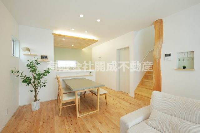 北畝モデル住宅の居間・リビング|ドッシリと構える無垢の柱は安心感があります