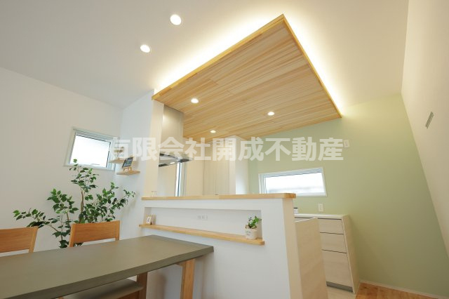 北畝モデル住宅のキッチン|キッチンの天井を一段下げ、間接照明でオシャレです