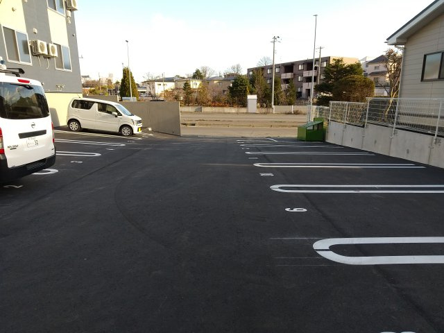 ブルジェオンBの駐車場