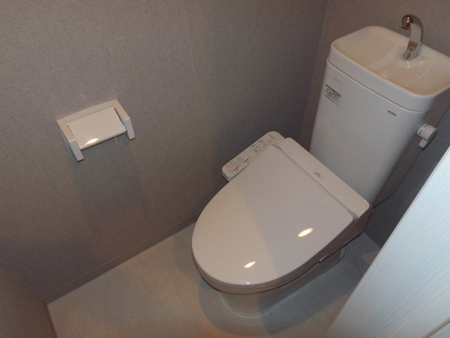 CRASTINE魚住町のトイレ