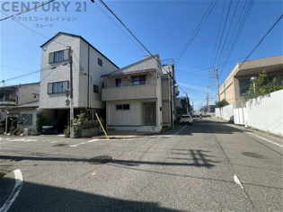 室内は納戸やウォークインクローゼットがあり収納豊富です。リビングは吹抜けになっており開放的。