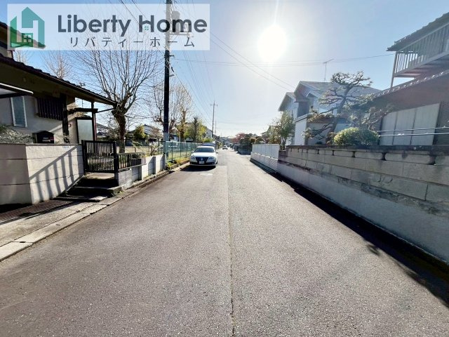 阿見町中央7丁目　中古戸建の前面道路含む現地写真