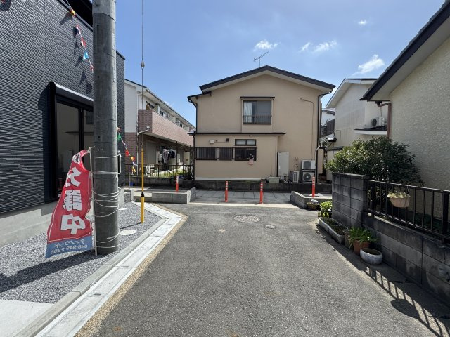 三郷市戸ケ崎２丁目新築戸建【前谷小学校：6分】の前面道路含む現地写真|南側前面道路