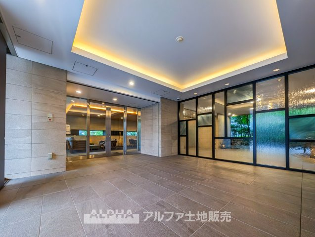 パークホームズ昭島中神のエントランス|【Entrance】
◆エントランス◆重厚なドアとタイルのエントランスが住まう人を迎えてくれる。扉を開けると温もりと幸せと楽しさいっぱいの我が家に帰る事が出来る安心感。