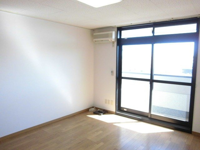 レオパレスＭＭＤⅡの居間・リビング|2Fはジュータンになります。