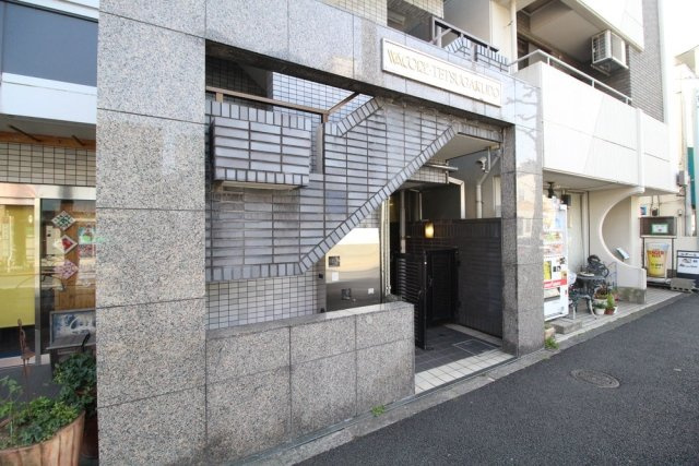 新宿区西落合２丁目の賃貸マンションのエントランス