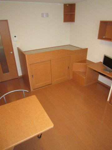 レオパレスルクソールの居間・リビング|1Fフローリング、2Fカーペット