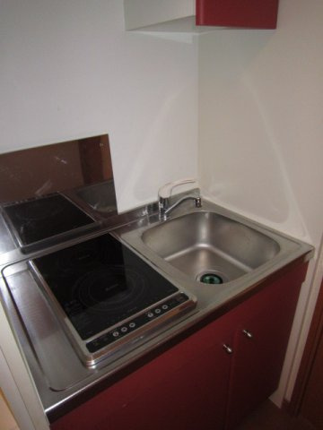 レオパレスルクソールのキッチン|電気コンロ付