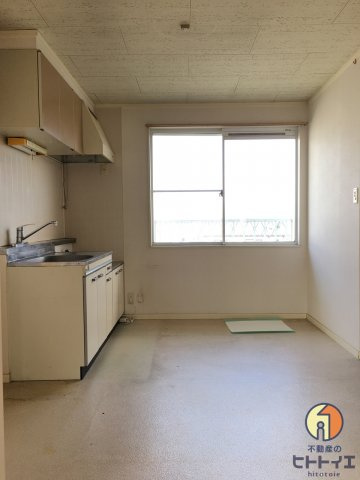 リバーサイドハイツAの居間・リビング|明るいキッチンです