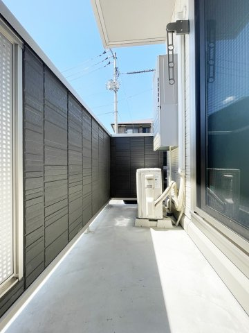 徳島市南二軒屋町新開のアパートのバルコニー