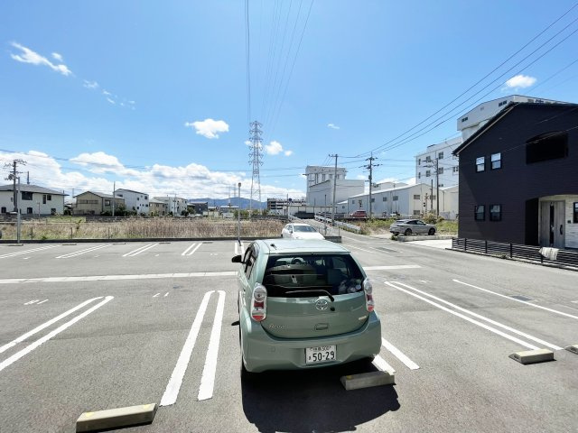 徳島市南二軒屋町新開のアパートの駐車場