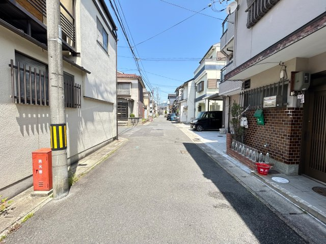 ◆令和３年１０月＆令和５年２月室内リフォーム歴有り◆収益物件にもピッタリ◆山科区西野楳本町の前面道路含む現地写真|前道