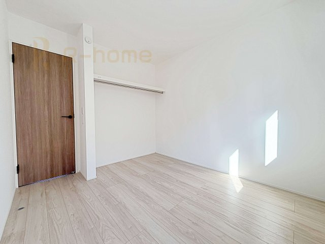 土浦市右籾24-1期　新築戸建て　1号棟の洋室|整理しやすいオープンクローゼット付きの洋室！ご見学時には風通しや陽当たりをご体感ください！