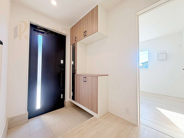 土浦市右籾24-1期　新築戸建て　1号棟の玄関|気持ちよくご家族やゲストを送迎できる穏やかな雰囲気の玄関♪大きな下駄箱で玄関廻りスッキリ♪