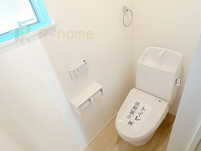 土浦市右籾24-1期　新築戸建て　1号棟のトイレ|温水洗浄便座付きのトイレ。
トイレが２ヵ所設置で朝の忙しい時間でも安心です。