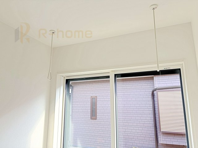 土浦市右籾24-1期　新築戸建て　1号棟の設備|大きな窓から自然光が差し込むランドリースペース！室内物干しに便利なホスクリーン付き♪