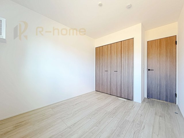 土浦市右籾24-1期　新築戸建て　1号棟の洋室|どんな部屋家具も合わせやすいシンプルな洋室！
たっぷりの日差しと心地よい風が舞い込む住まい♪