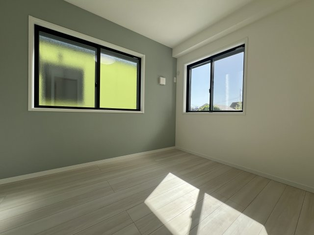 何気に住みやすいんです！バス便でもイイ感じ♪【戸塚区平戸1丁目】新築戸建の洋室|落ち着いた色調の洋室です