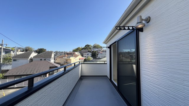 何気に住みやすいんです！バス便でもイイ感じ♪【戸塚区平戸1丁目】新築戸建のバルコニー|外からの目が気にならないバルコニーで洗濯物が干せます