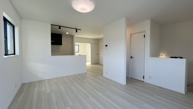 何気に住みやすいんです！バス便でもイイ感じ♪【戸塚区平戸1丁目】新築戸建の居間・リビング