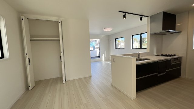 何気に住みやすいんです！バス便でもイイ感じ♪【戸塚区平戸1丁目】新築戸建の居間・リビング