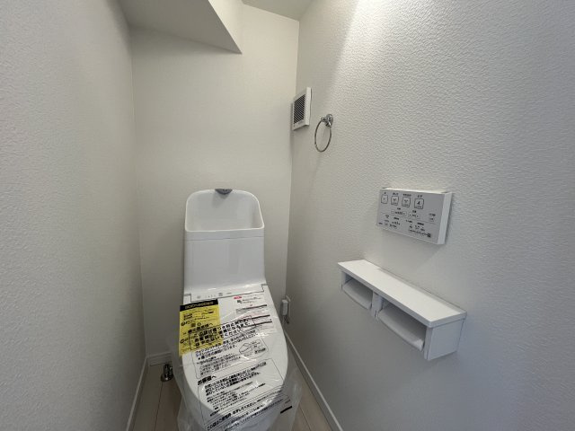 何気に住みやすいんです！バス便でもイイ感じ♪【戸塚区平戸1丁目】新築戸建のトイレ|落ち着いたトイレです