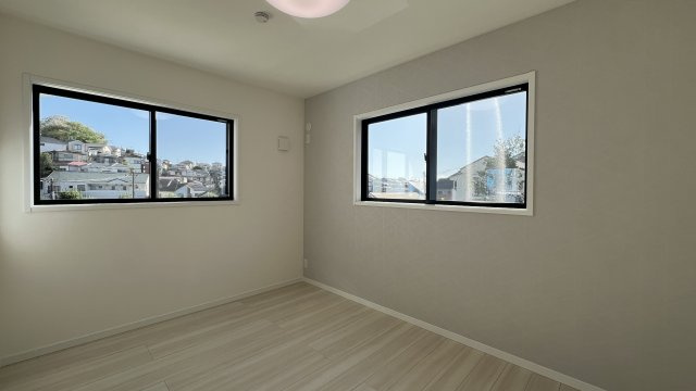 何気に住みやすいんです！バス便でもイイ感じ♪【戸塚区平戸1丁目】新築戸建の洋室|スタンダードな洋室です