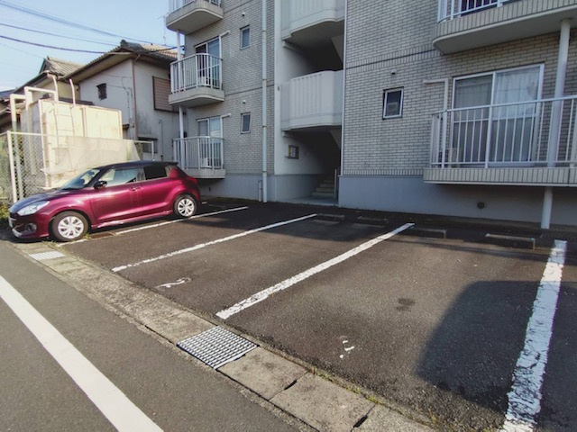 フェイヴァリト西添の駐車場