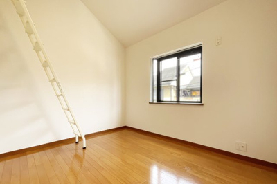 【洋室】 | 伏見区久我西出町　中古戸建 | 【北側洋室6帖】窓は出窓になっています。