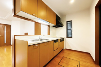 【キッチン】 | 伏見区久我西出町　中古戸建 | 食器洗浄乾燥機付きのシステムキッチンです。IHクッキングヒーターですのでお掃除ラクラクです♪