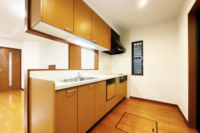 【キッチン】 | 伏見区久我西出町　中古戸建 | 食器洗浄乾燥機付きのシステムキッチンです。IHクッキングヒーターですのでお掃除ラクラクです♪