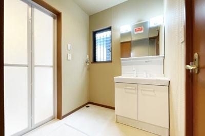 【独立洗面台】 | 伏見区久我西出町　中古戸建 | 洗面室、洗面化粧台新調済みです。三面鏡の裏には歯ブラシなどの小物を収納でき水回りを清潔に保てます(^^)/