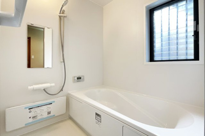 【浴室】 | 伏見区久我西出町　中古戸建 | ユニットバスは新調済みです。足を伸ばせる浴槽で1日の疲れをリフレッシュできます。