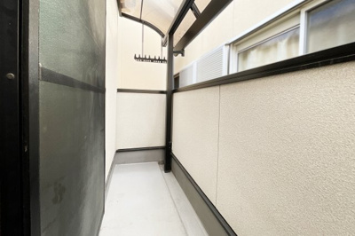 【バルコニー】 | 伏見区久我西出町　中古戸建 | 【南側バルコニー】屋根がついているので、多少の雨なら洗濯物が濡れる心配がないですね(^^♪