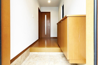 【玄関】 | 伏見区久我西出町　中古戸建 | シューズボックスが完備されているのでご家族の靴をしっかり収納できます。