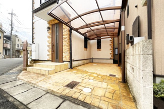 【駐車場】 | 伏見区久我西出町　中古戸建 | 駐車1台可能です。カーポート付きですので乗降りの際に濡れる心配がないですね。